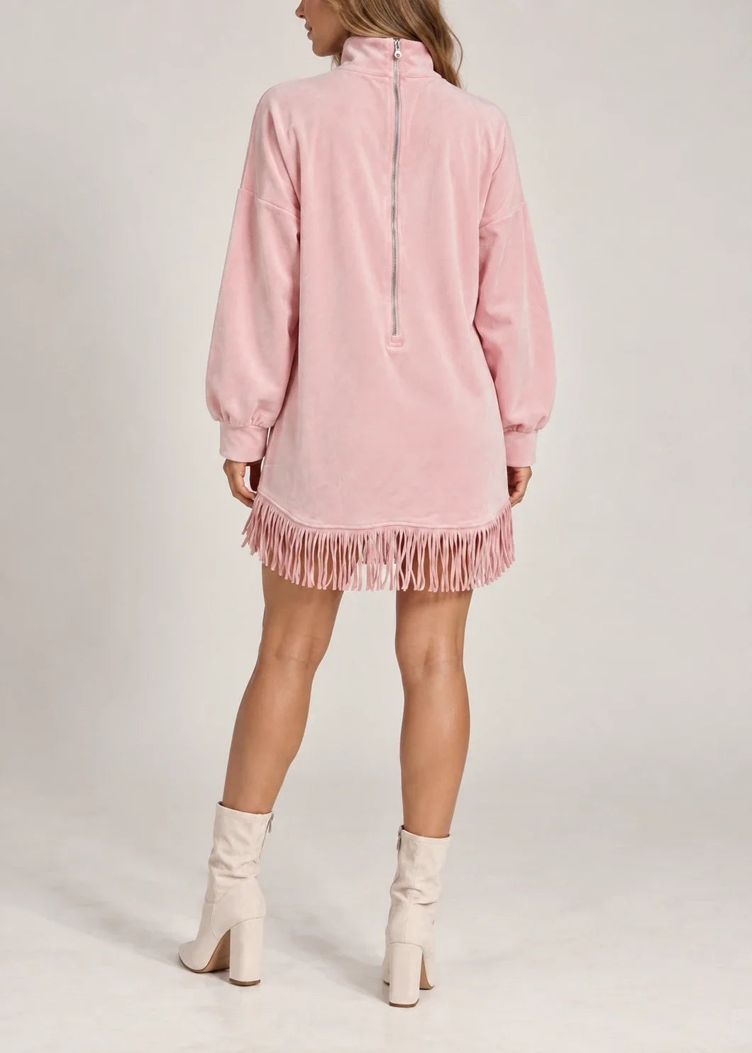 Renata™ | Minivestido de Gamuza con Flecos y Cuello Alto