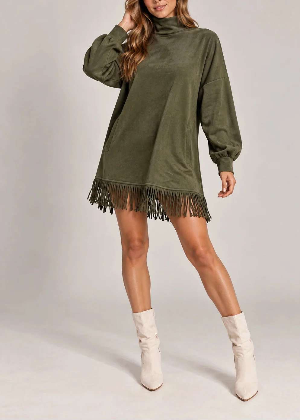 Renata™ | Minivestido de Gamuza con Flecos y Cuello Alto
